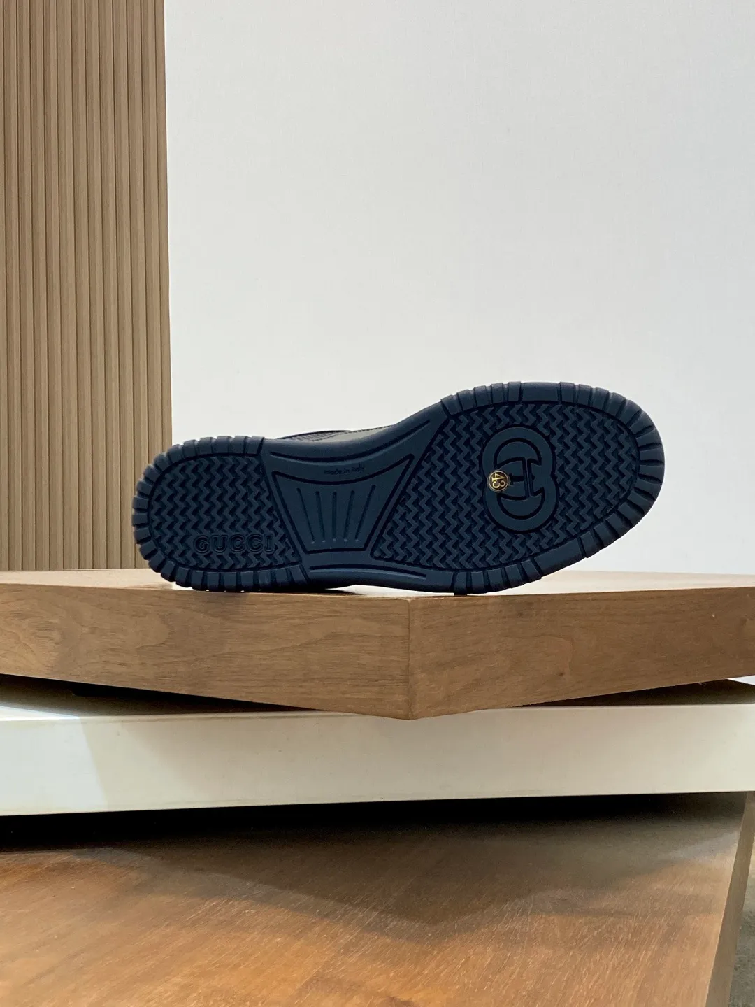 Men's Shoes 💰660 𝐆𝐮𝐜𝐜𝐢 𝐑𝐞-𝐖𝐞𝐛 As the first sneaker created by Sabato De Sarno for Gucci, the Re-Web series reinterprets the brand's classic stripes and sets off the modern silhouette design with bold and unique details. These shoes are crafted from white leather. This new sneaker is ingeniously decorated with many of the brand's classic details, and is equipped with a bright red and green webbing tongue, which will make people fall in love at first sight. White leather treated with a special process for softness and luster, with an embossed grainy texture. Script Gucci logo and interlocking G web label with Interlocking G and script Gucci logo. Rubber outsole with interlocking G detail eyelets. Web tongue. Size: 39-44 (customized for sizes 38 and 45)